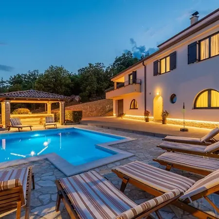 Unique With Private Pool Near *